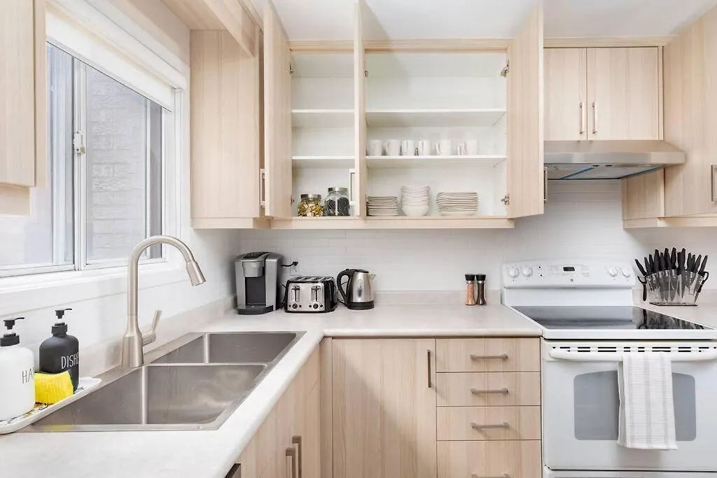 Charming 4 Bed Home With 2Parking 多伦多 0*,  加拿大