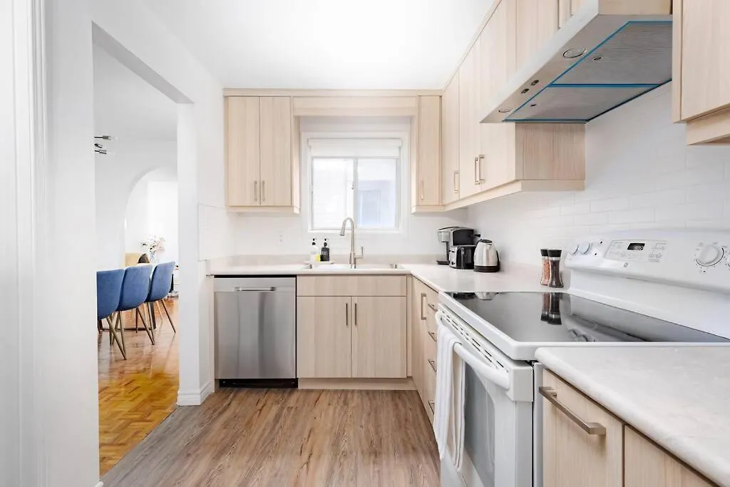 Charming 4 Bed Home With 2Parking 多伦多 加拿大
