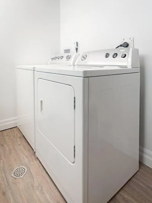 Charming 4 Bed Home With 2Parking Toronto 0*,