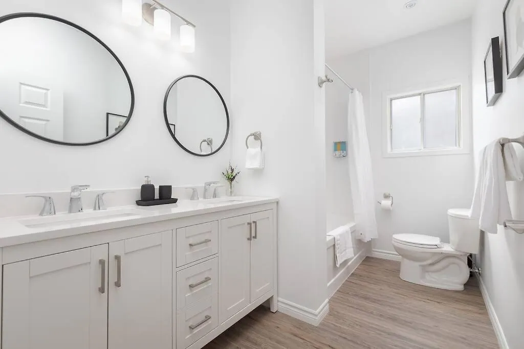 Charming 4 Bed Home With 2Parking Toronto