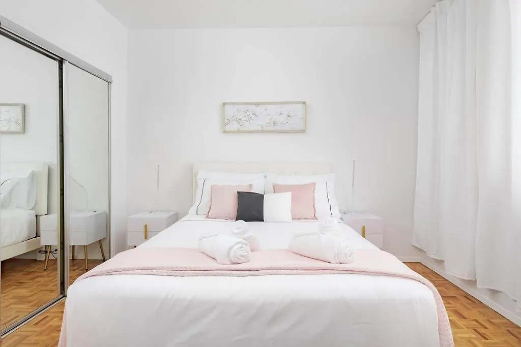 Charming 4 Bed Home With 2Parking Toronto Lejlighed