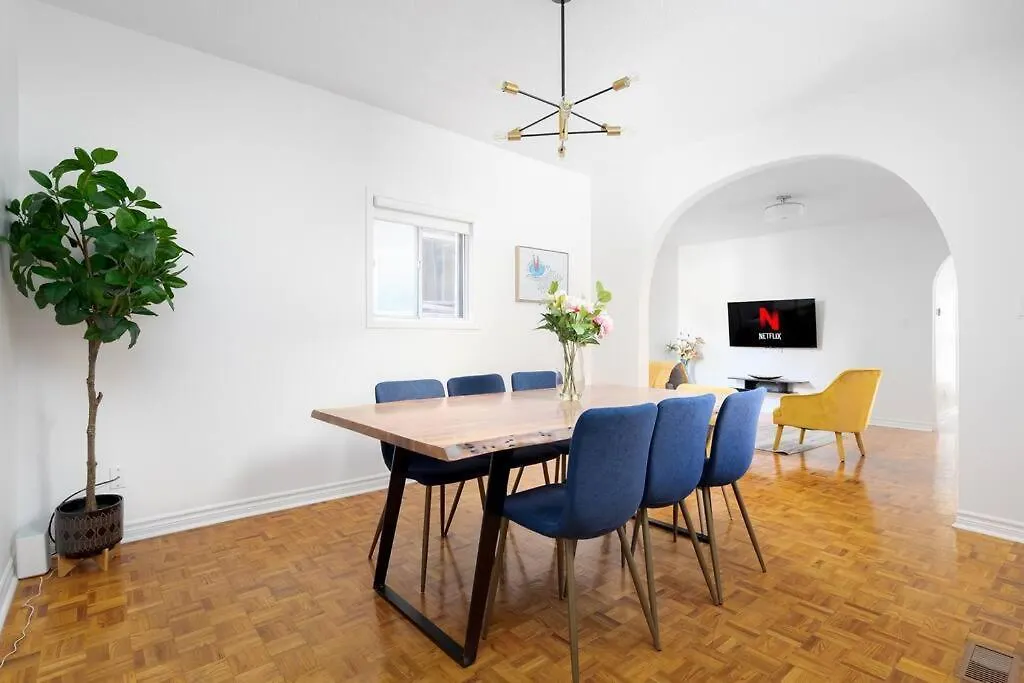 Charming 4 Bed Home With 2Parking Toronto Lejlighed
